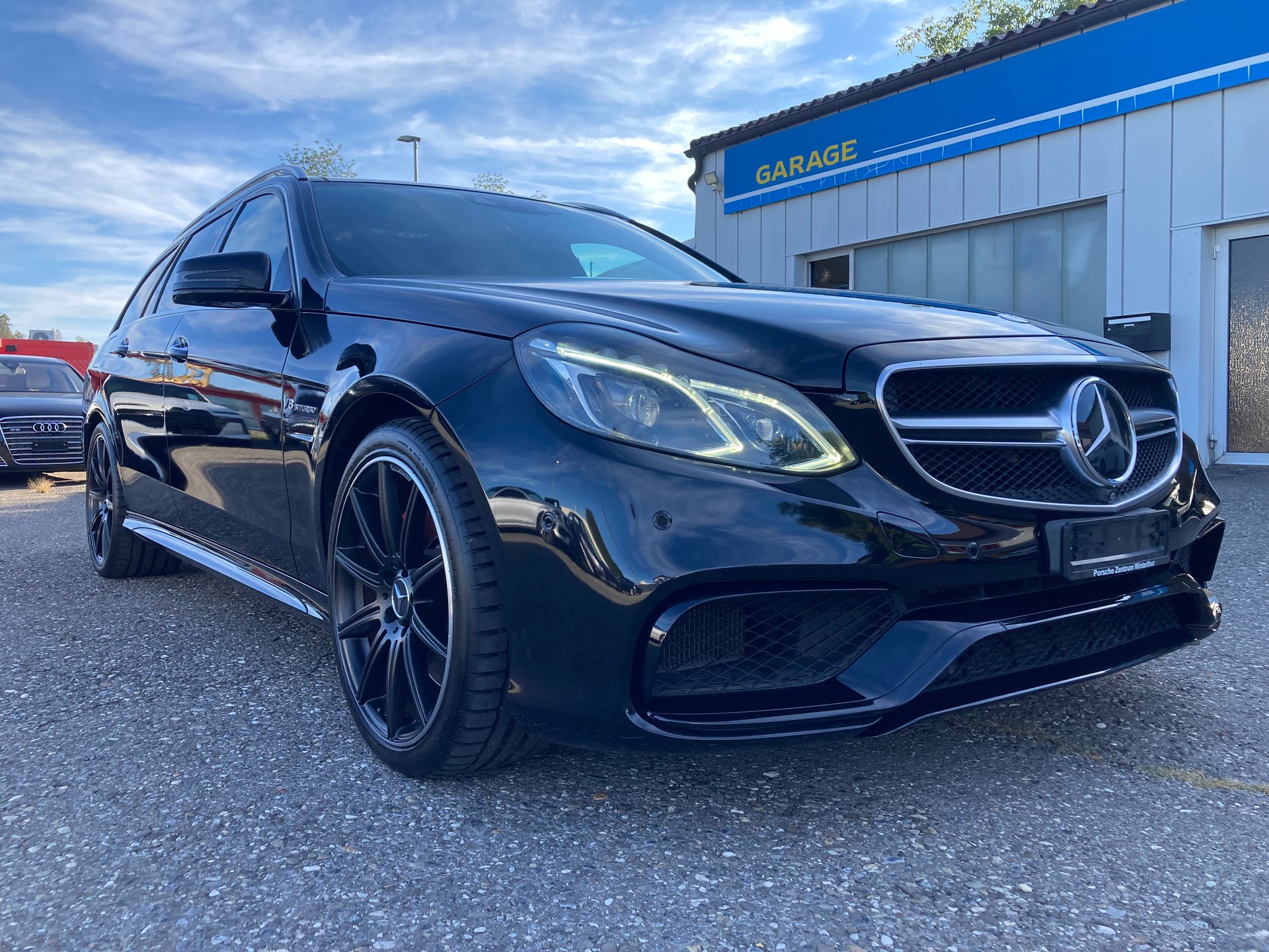 MERCEDES-BENZ E 63 AMG S 4Matic Speedshift Driver Package-showroom-element-2