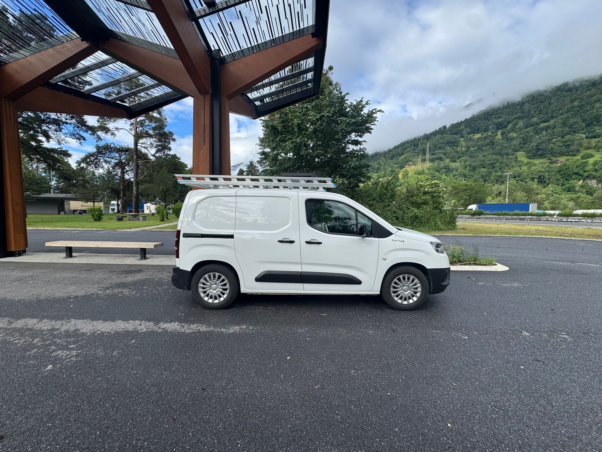 TOYOTA Proace City Van EV 50 kWh Active Medium-image-2