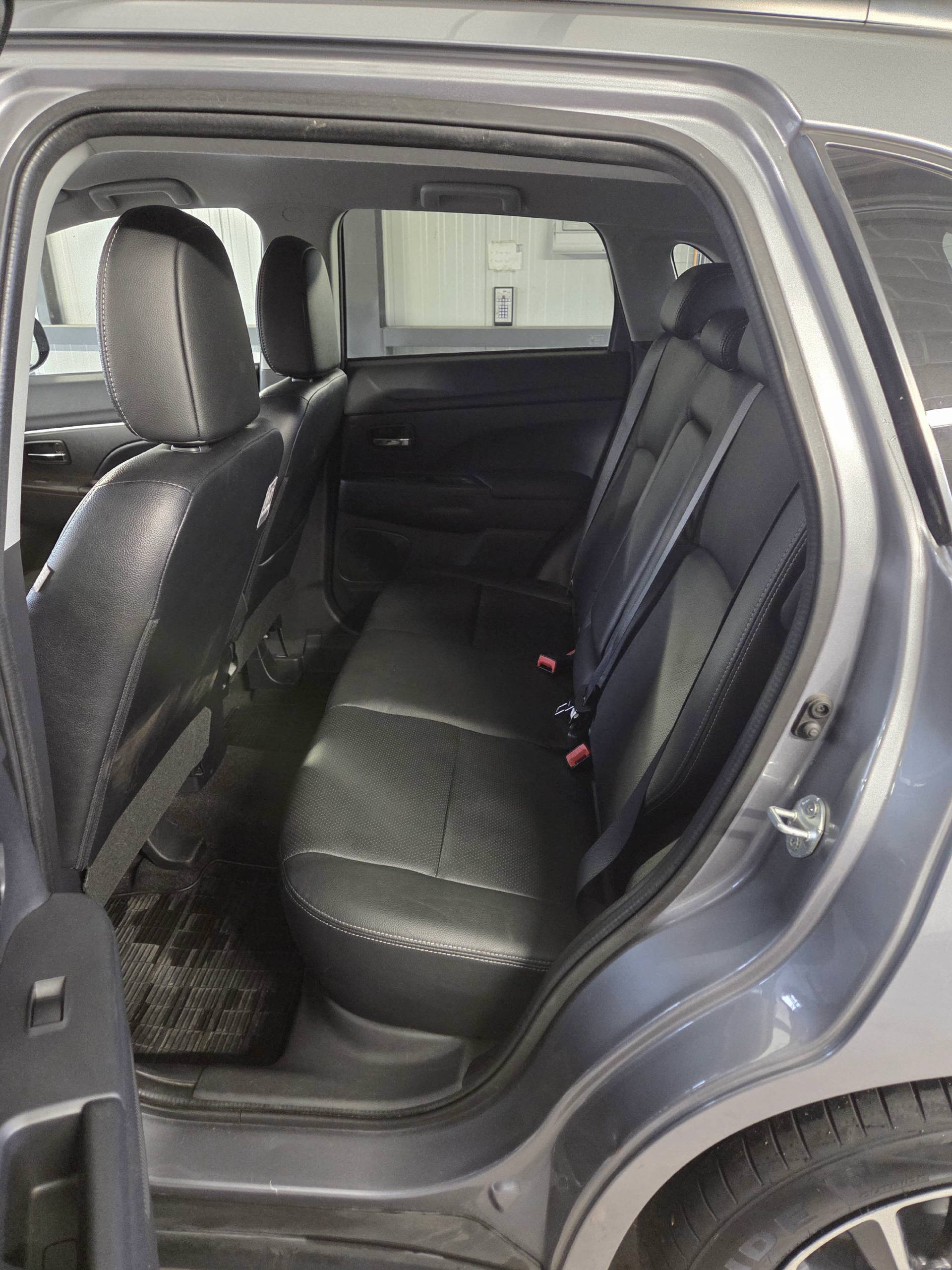 MITSUBISHI ASX 2.2 DID Celebration 300K 4x4-image-5