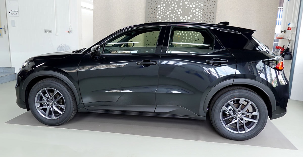 LEXUS LBX FWD Impression CVT-image-1
