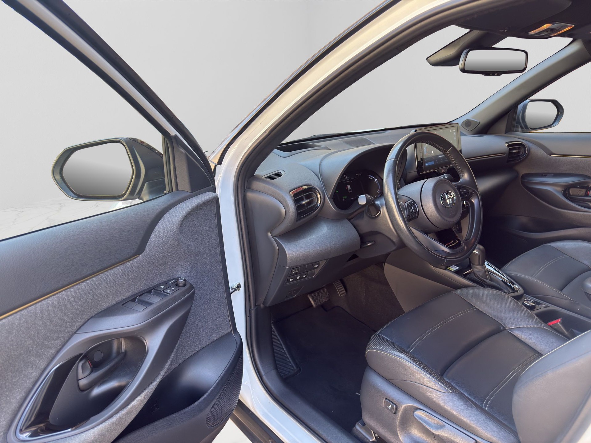 TOYOTA Yaris Cross 1.5 Premiere Edition e-CVT AWDi-image-7