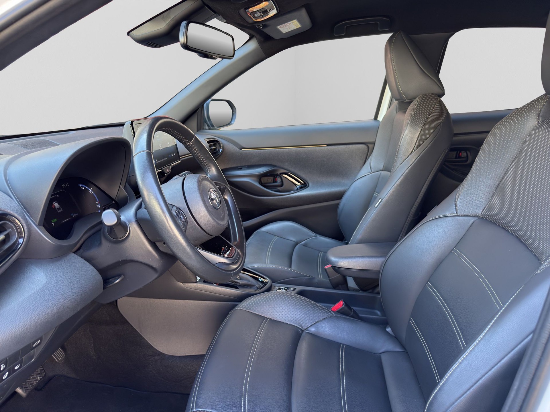 TOYOTA Yaris Cross 1.5 Premiere Edition e-CVT AWDi-image-8