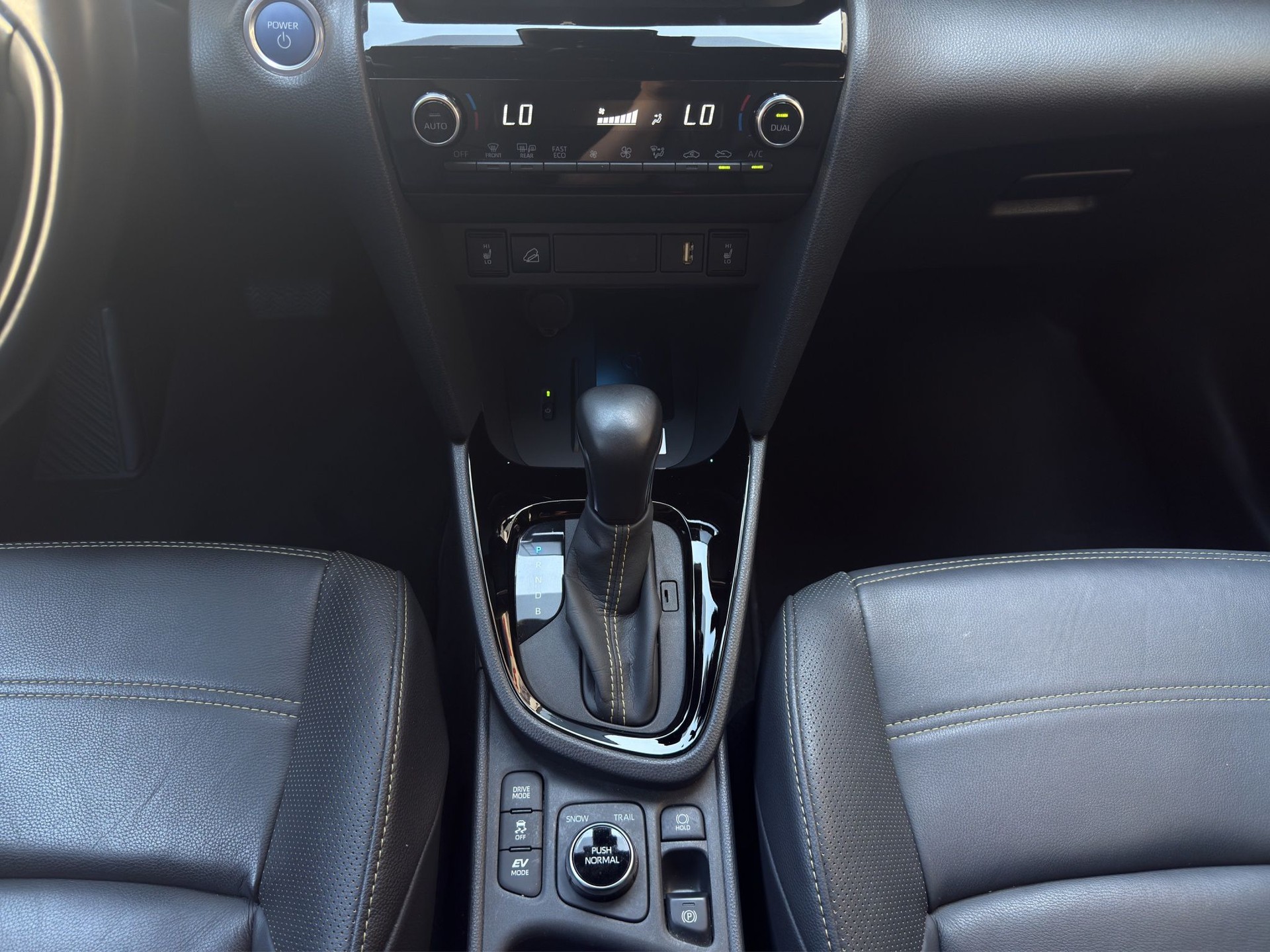 TOYOTA Yaris Cross 1.5 Premiere Edition e-CVT AWDi-image-14