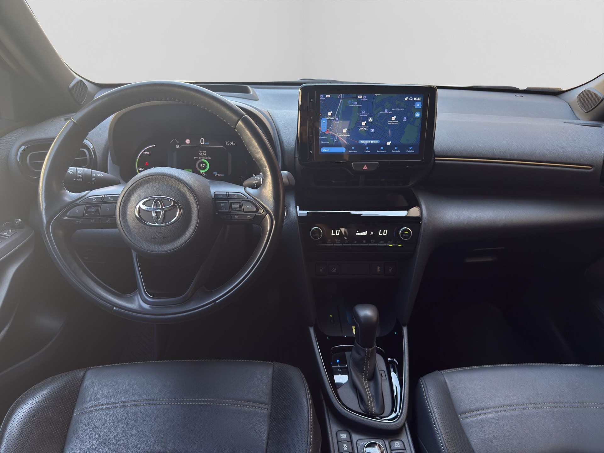 TOYOTA Yaris Cross 1.5 Premiere Edition e-CVT AWDi-image-10