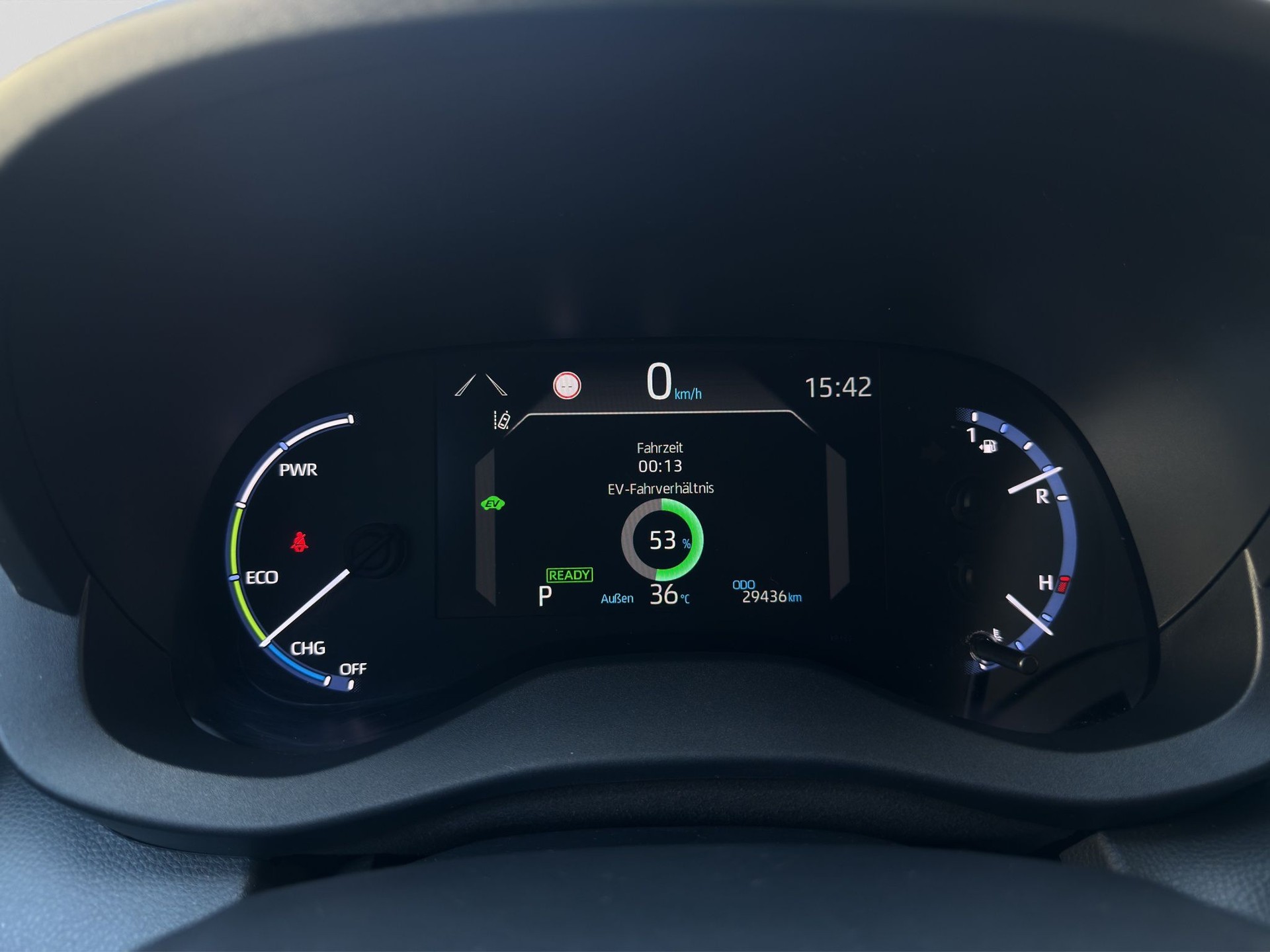 TOYOTA Yaris Cross 1.5 Premiere Edition e-CVT AWDi-image-12