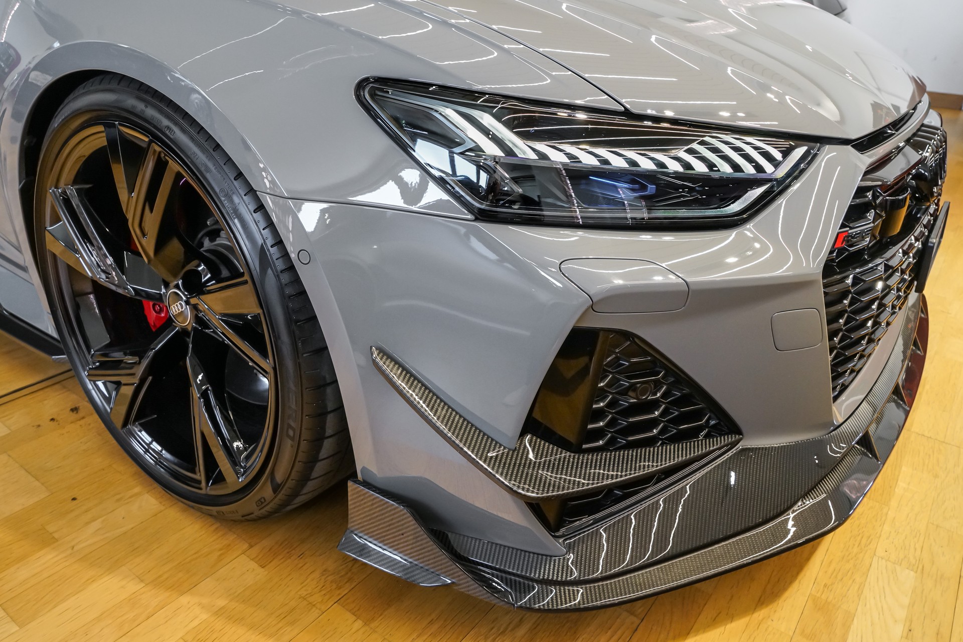 AUDI RS6 Avant 4.0 TFSI V8 quattro Carbon Bodykit-image-3