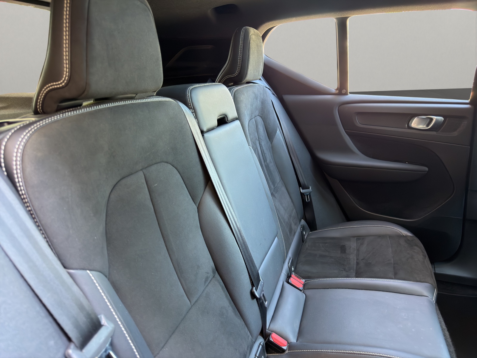 VOLVO XC40 2.0 B4 MH R-Design AWD-image-15