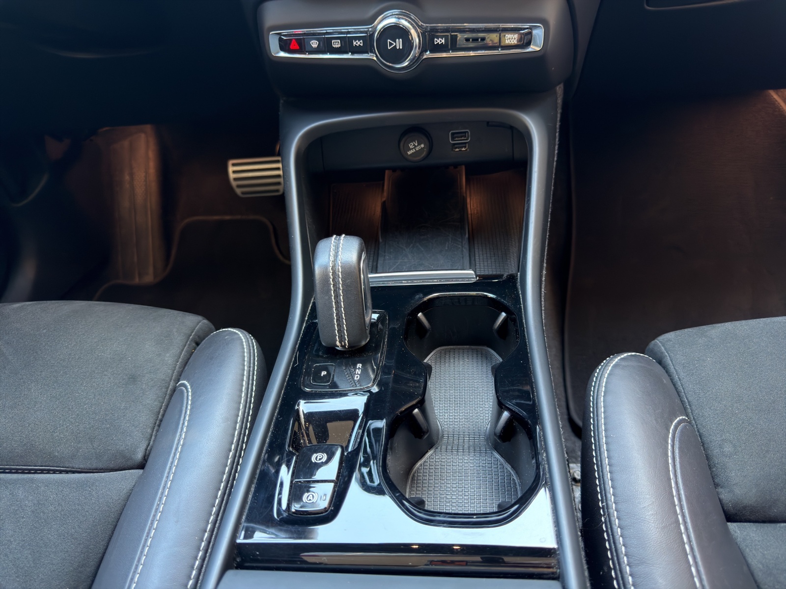 VOLVO XC40 2.0 B4 MH R-Design AWD-image-11
