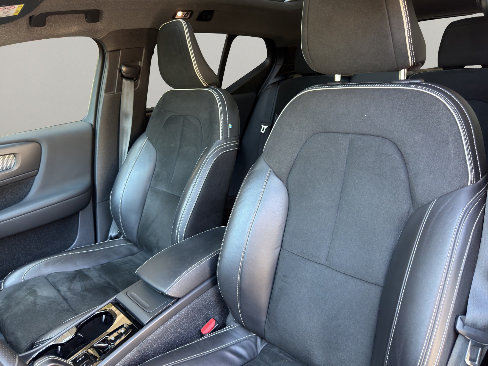 VOLVO XC40 2.0 B4 MH R-Design AWD-image-13