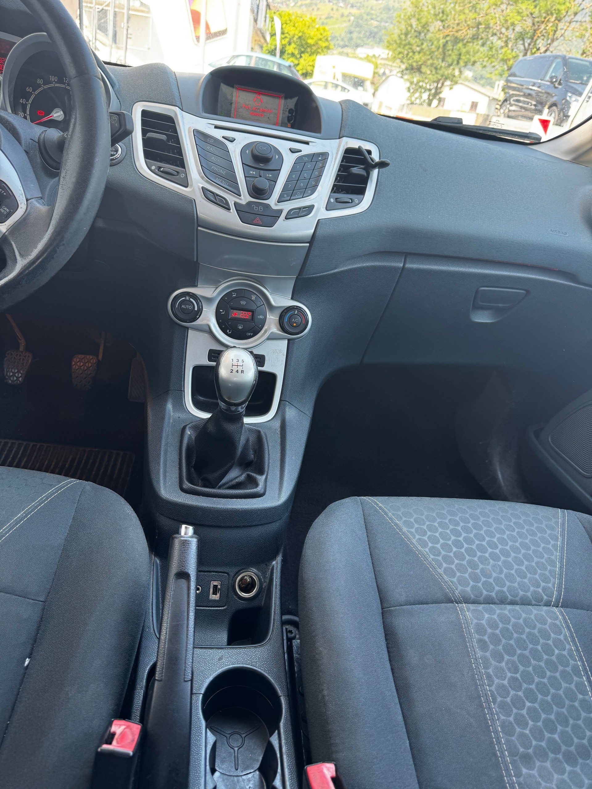FORD Fiesta 1.6 16V Titanium-image-9