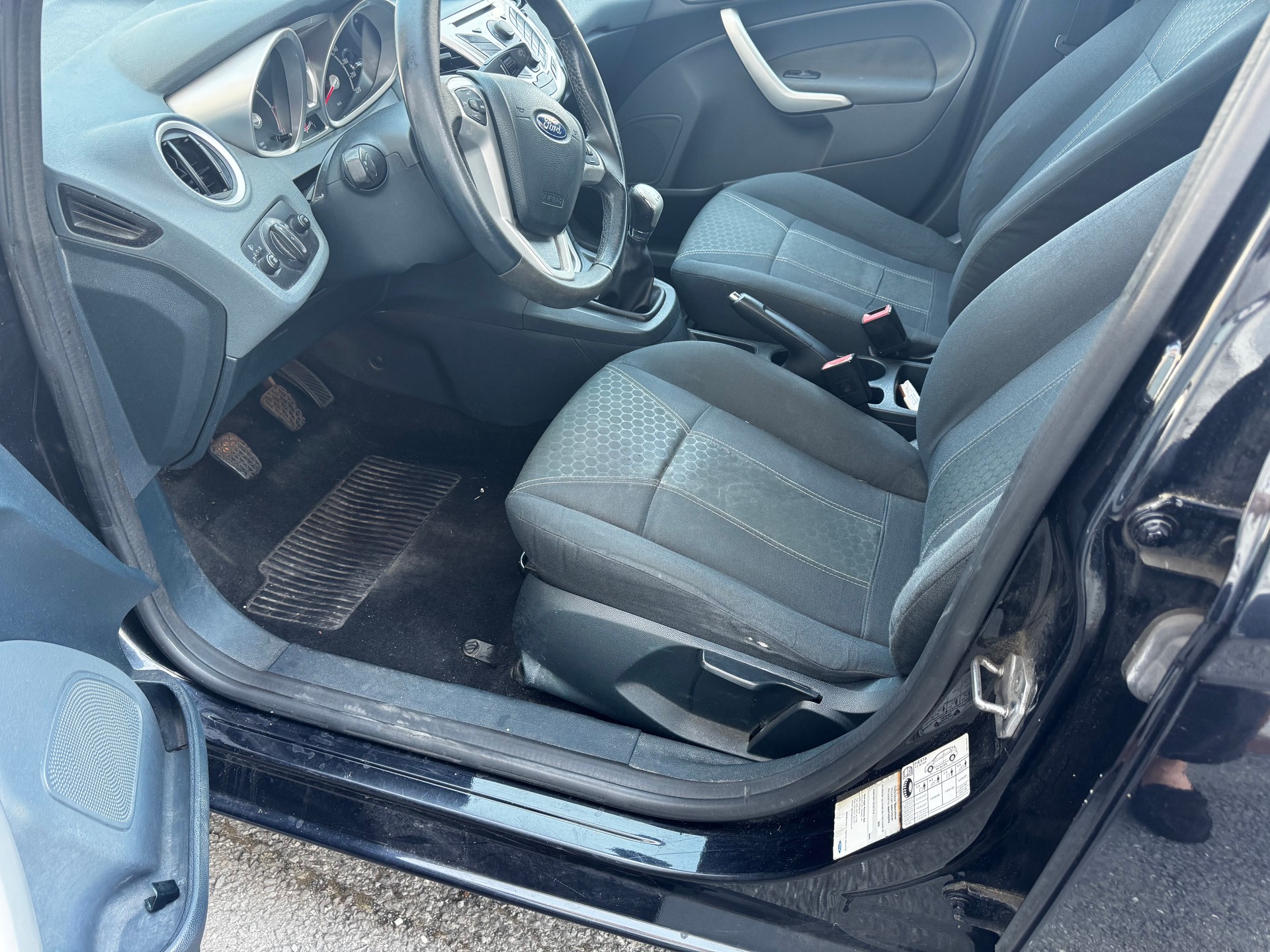 FORD Fiesta 1.6 16V Titanium-image-8