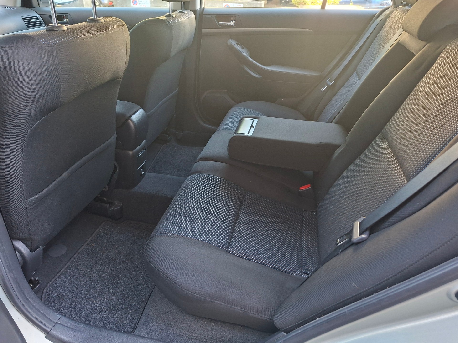 TOYOTA Avensis 2.0 D4 VVT-i Linea Sol Sportswagon-image-9