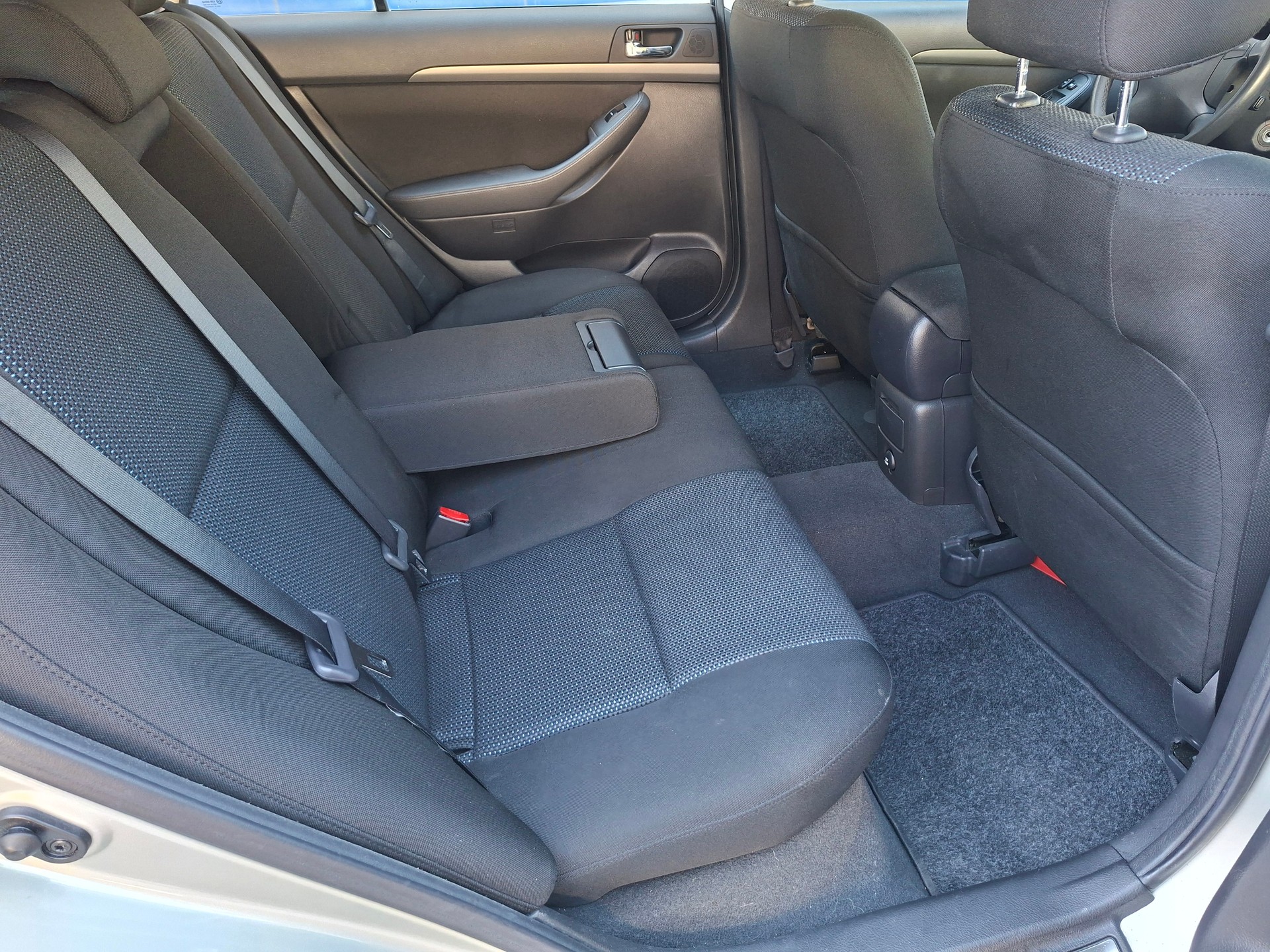 TOYOTA Avensis 2.0 D4 VVT-i Linea Sol Sportswagon-image-10