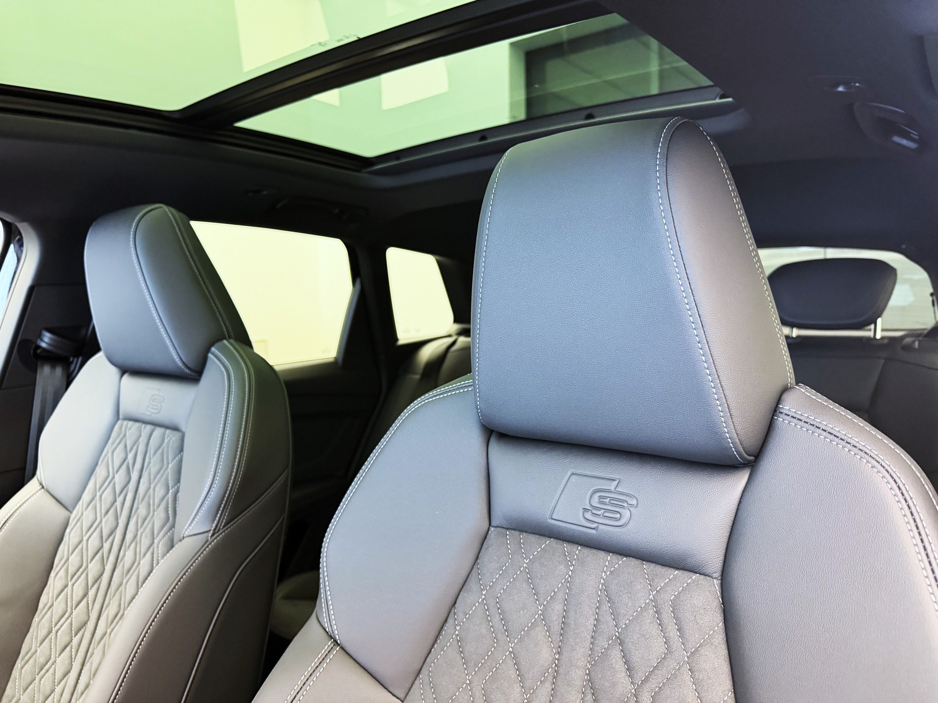 AUDI Q4 e-tron SUV quattro performance-image-6