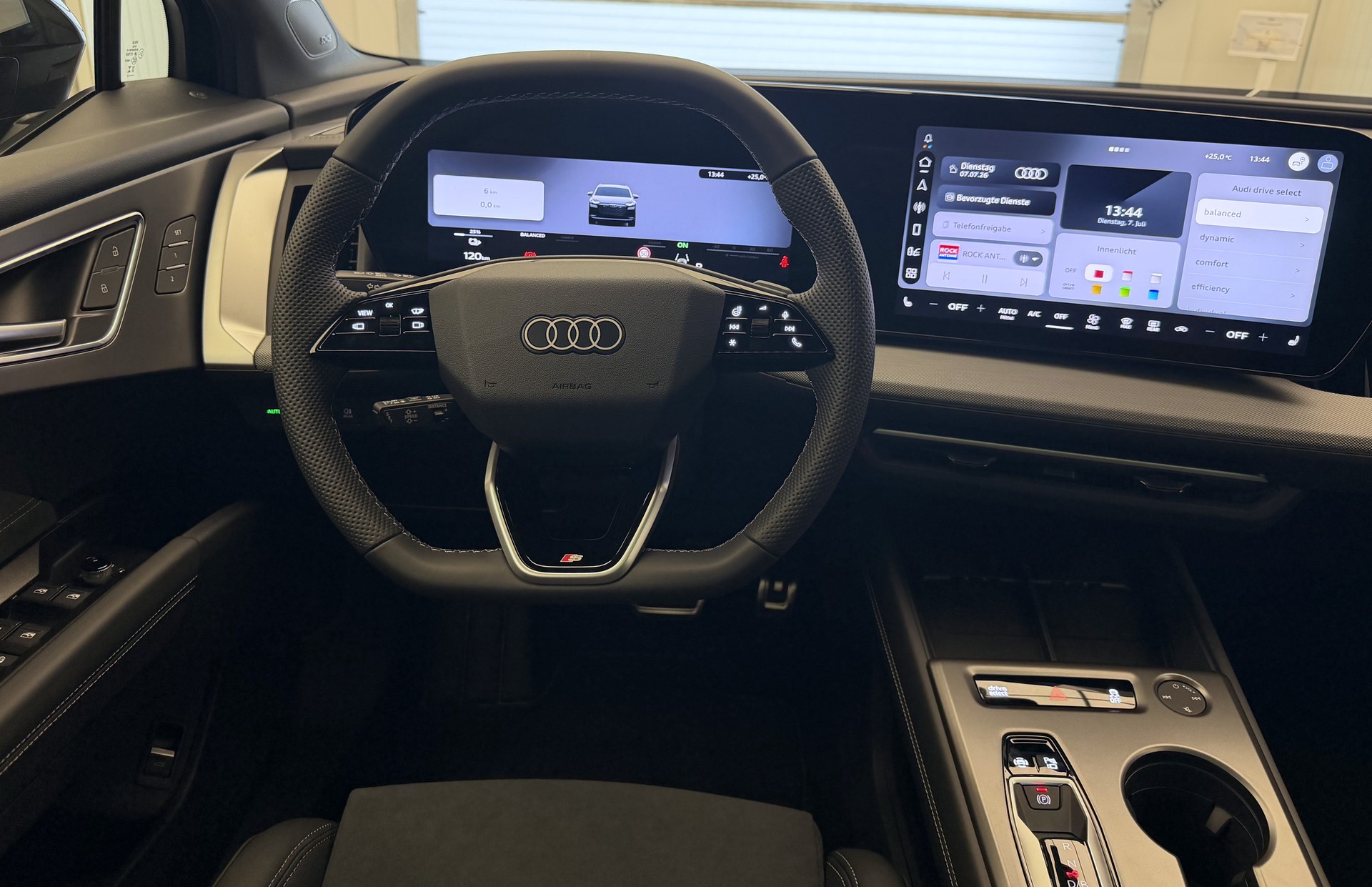 AUDI Q4 e-tron SUV quattro performance-image-8