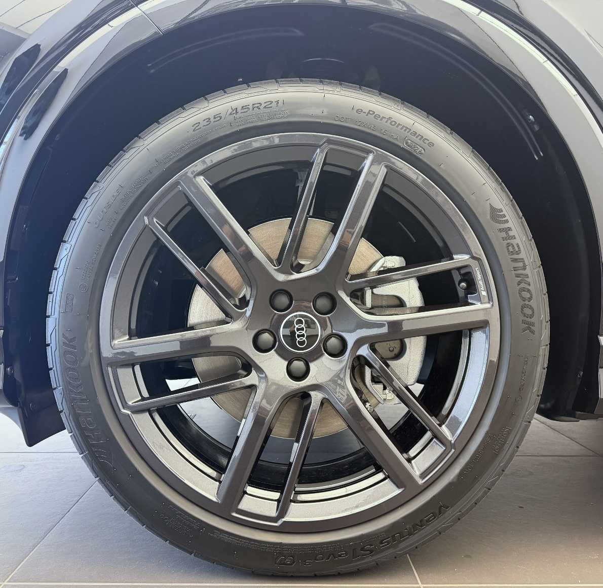 AUDI Q4 e-tron SUV quattro performance-showroom-element-2