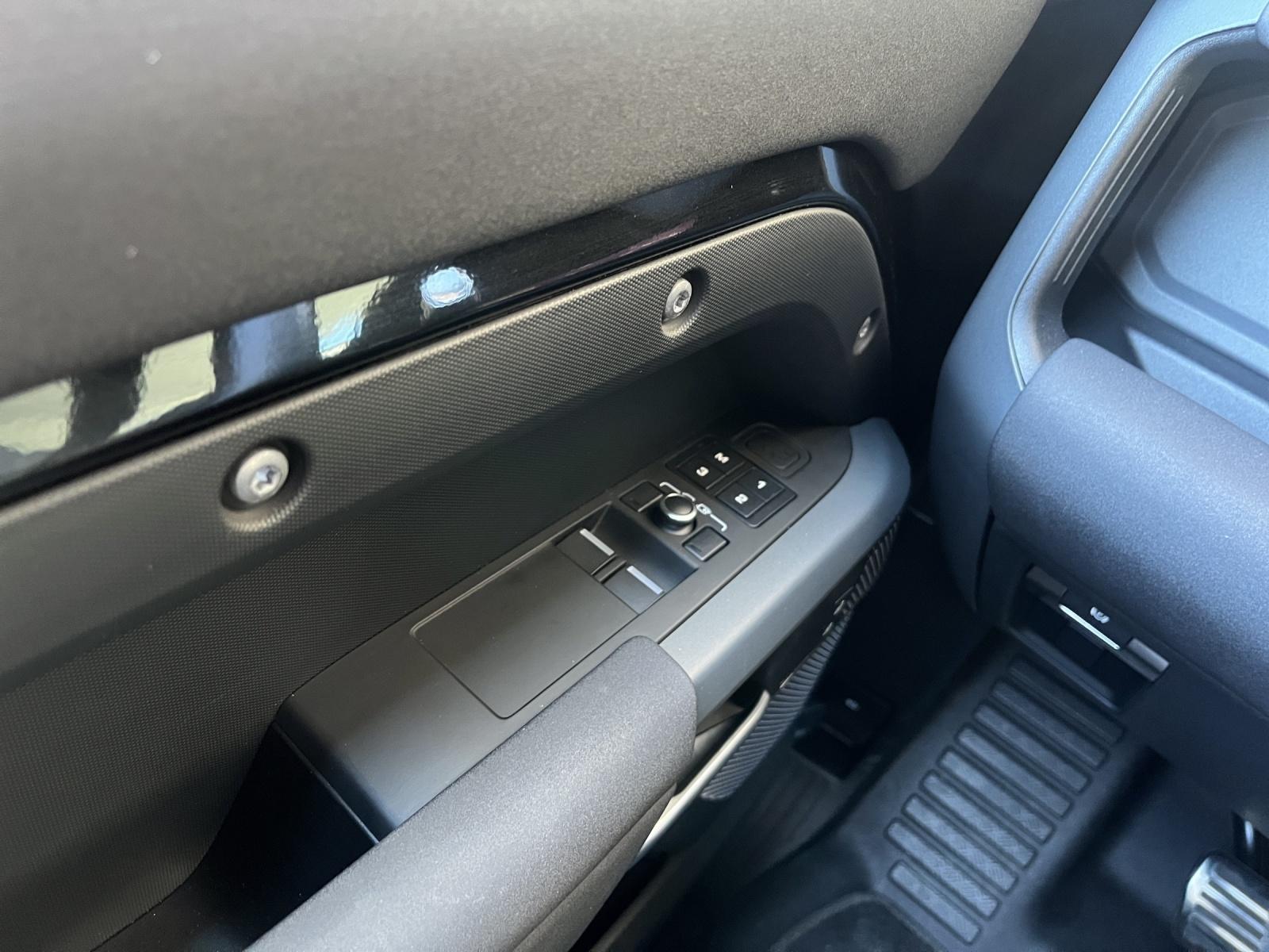 LAND ROVER Defender 90 3.0D I6 300 X-Dynamics SE AT8 (CH)-image-16