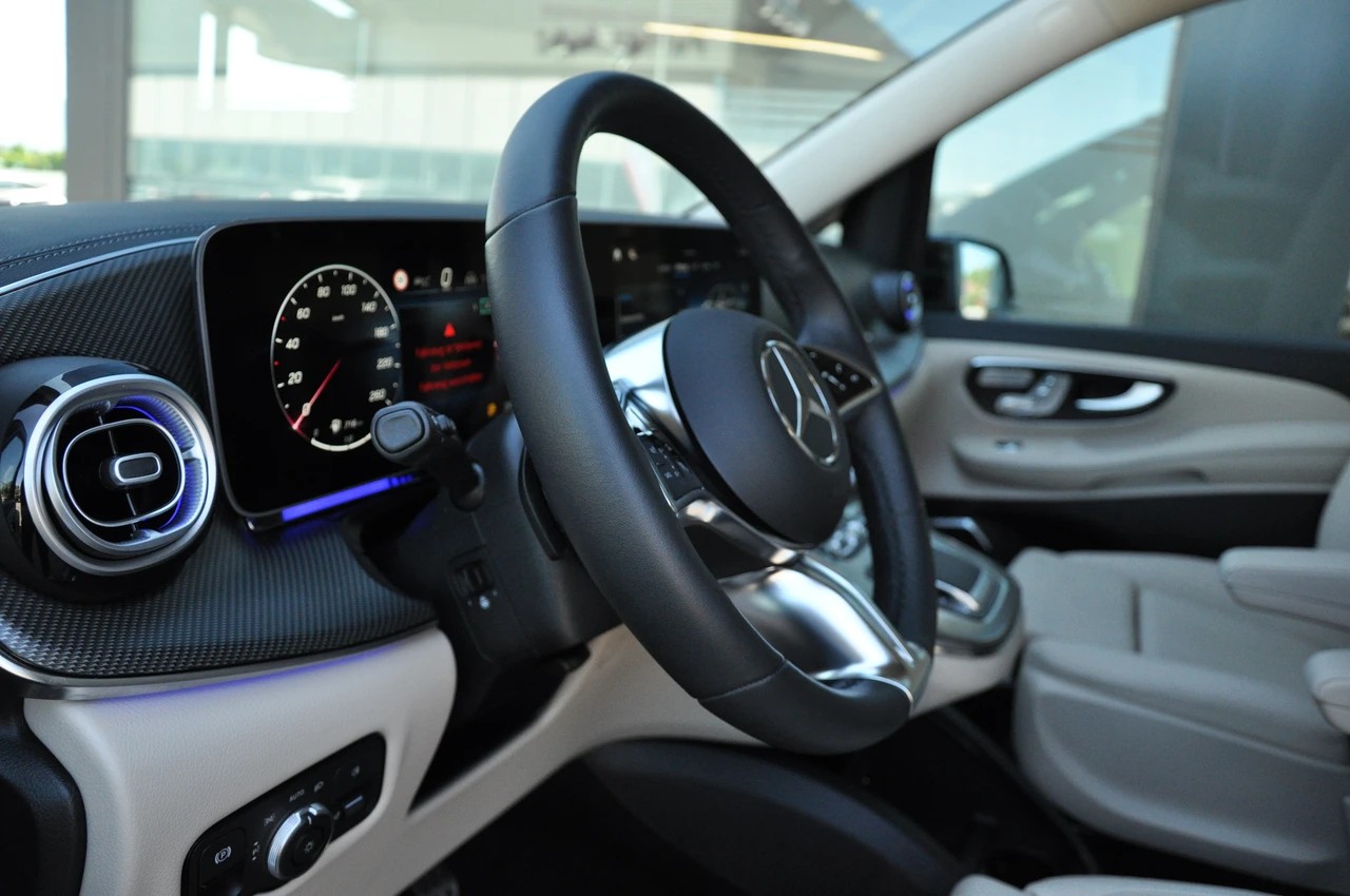 MERCEDES-BENZ V 300 d extralang 4Matic 9G-Tronic SWISS EDITION AMG Line-image-23