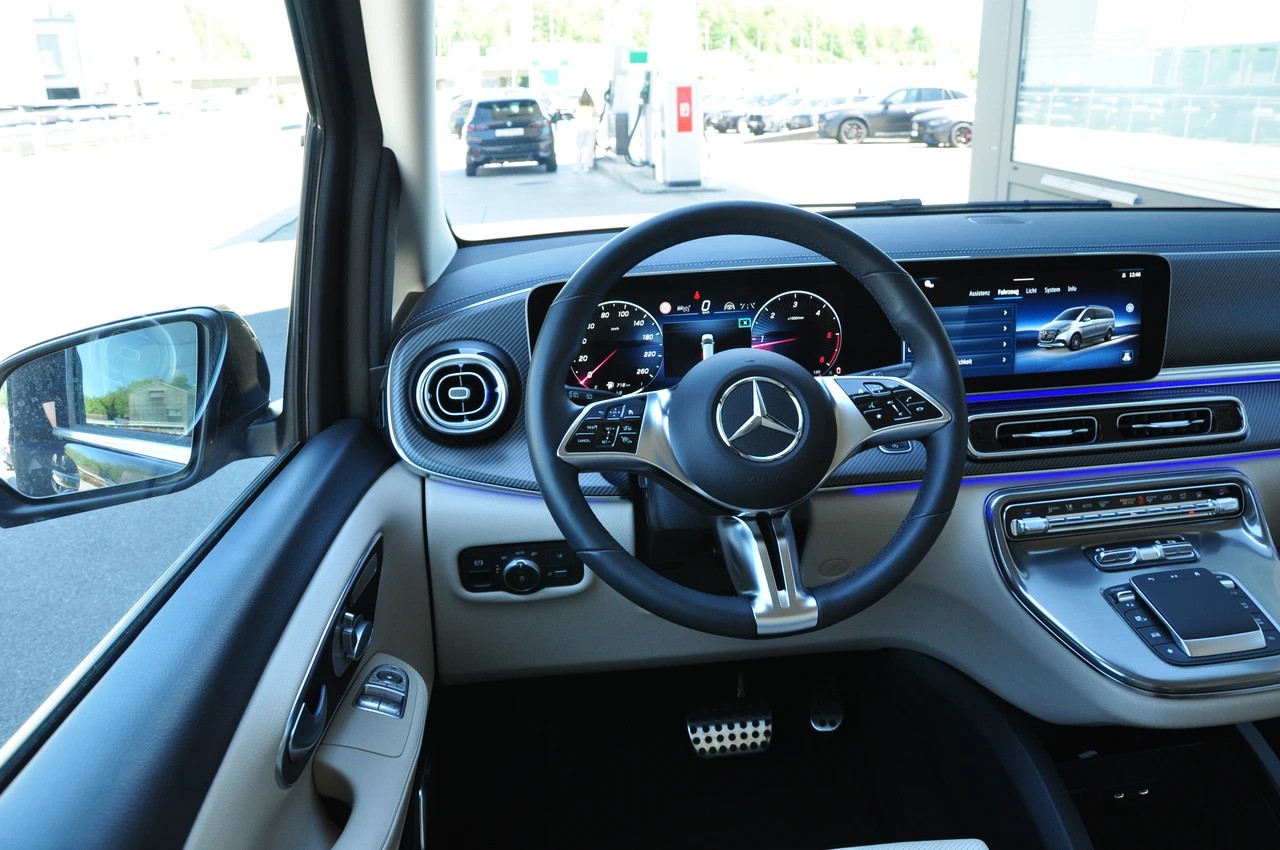 MERCEDES-BENZ V 300 d extralang 4Matic 9G-Tronic SWISS EDITION AMG Line-image-27