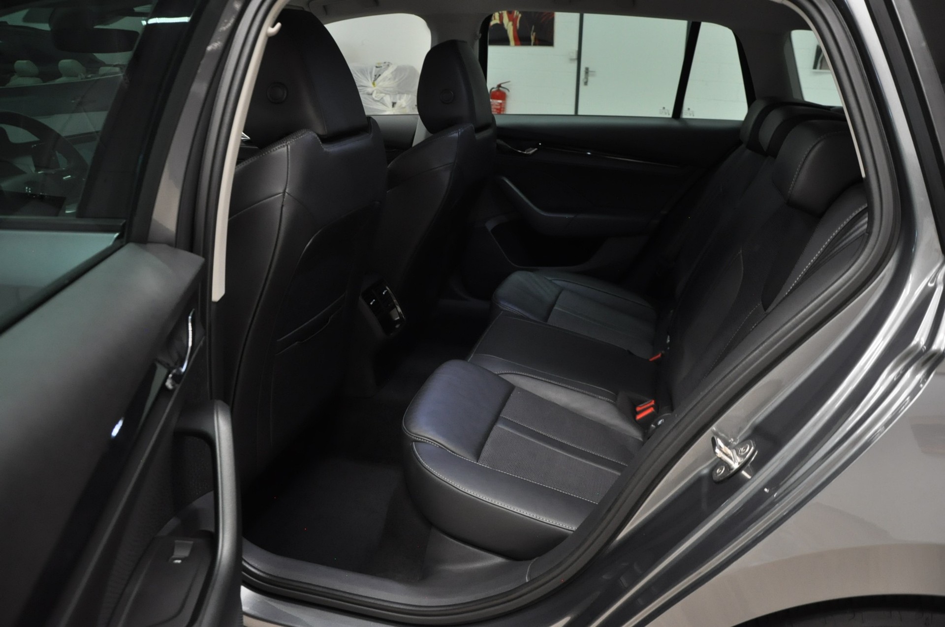 SKODA Octavia Combi 2.0 TDI DSG Ambition 4x4-image-14