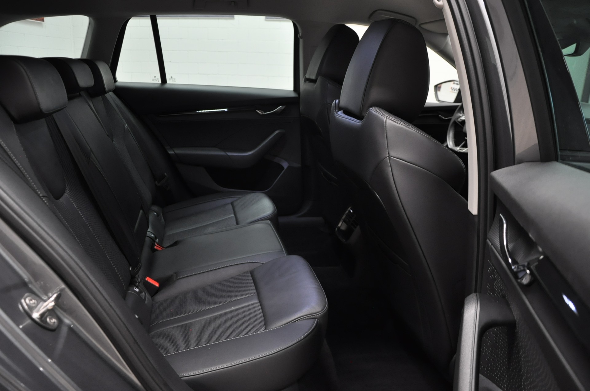 SKODA Octavia Combi 2.0 TDI DSG Ambition 4x4-image-13