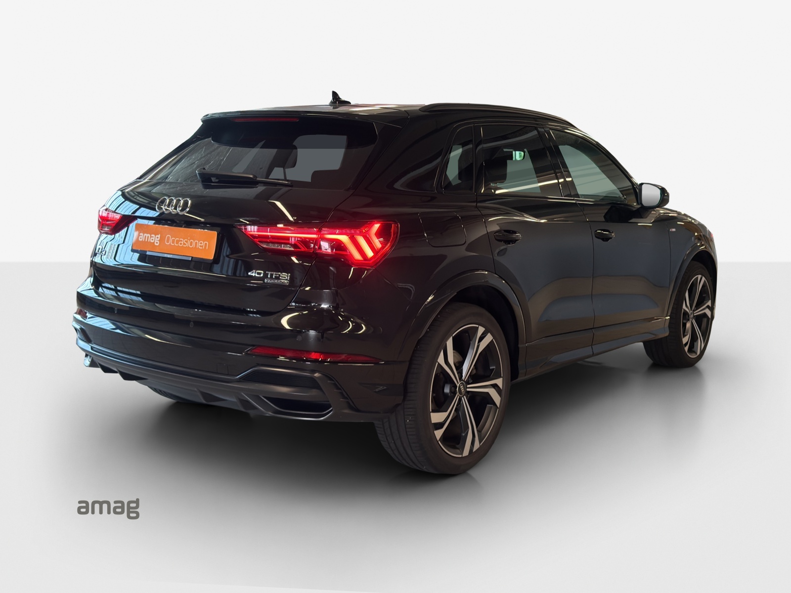 AUDI Q3 40 TFSI S line quattro S-tronic-image-4
