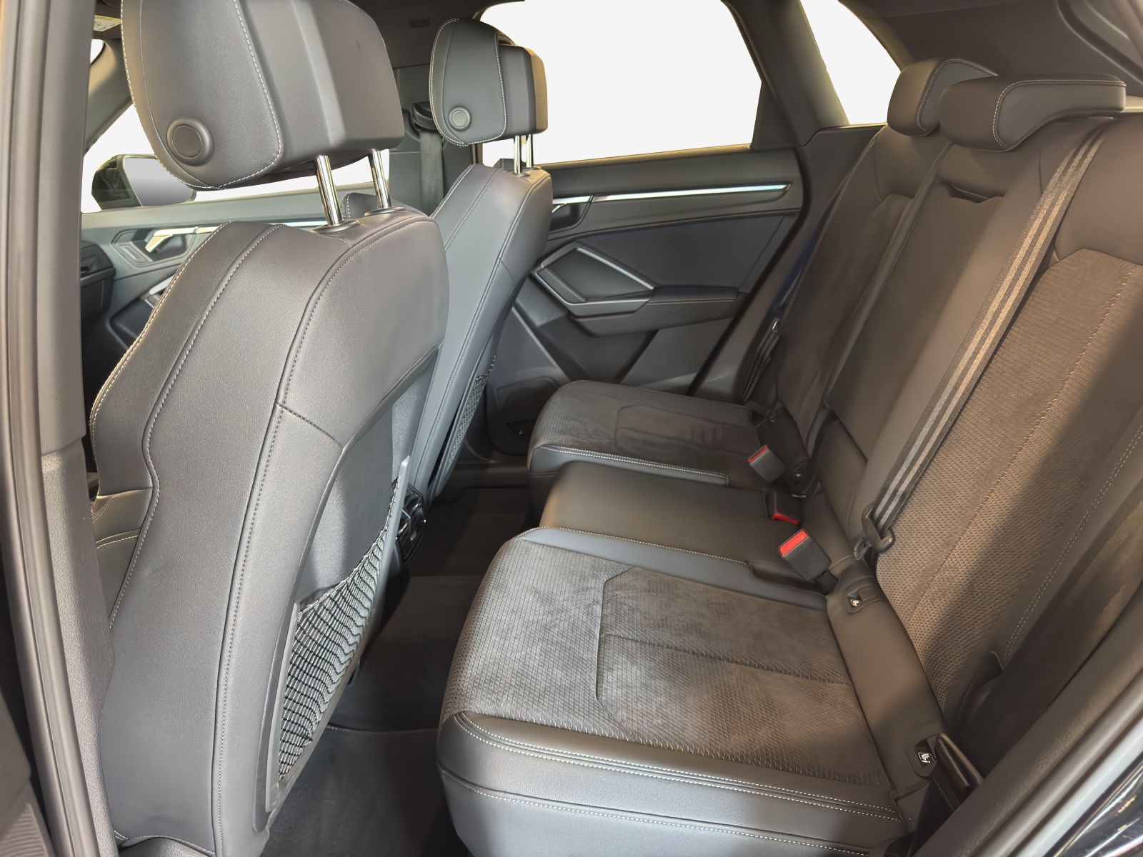 AUDI Q3 40 TFSI S line quattro S-tronic-image-11