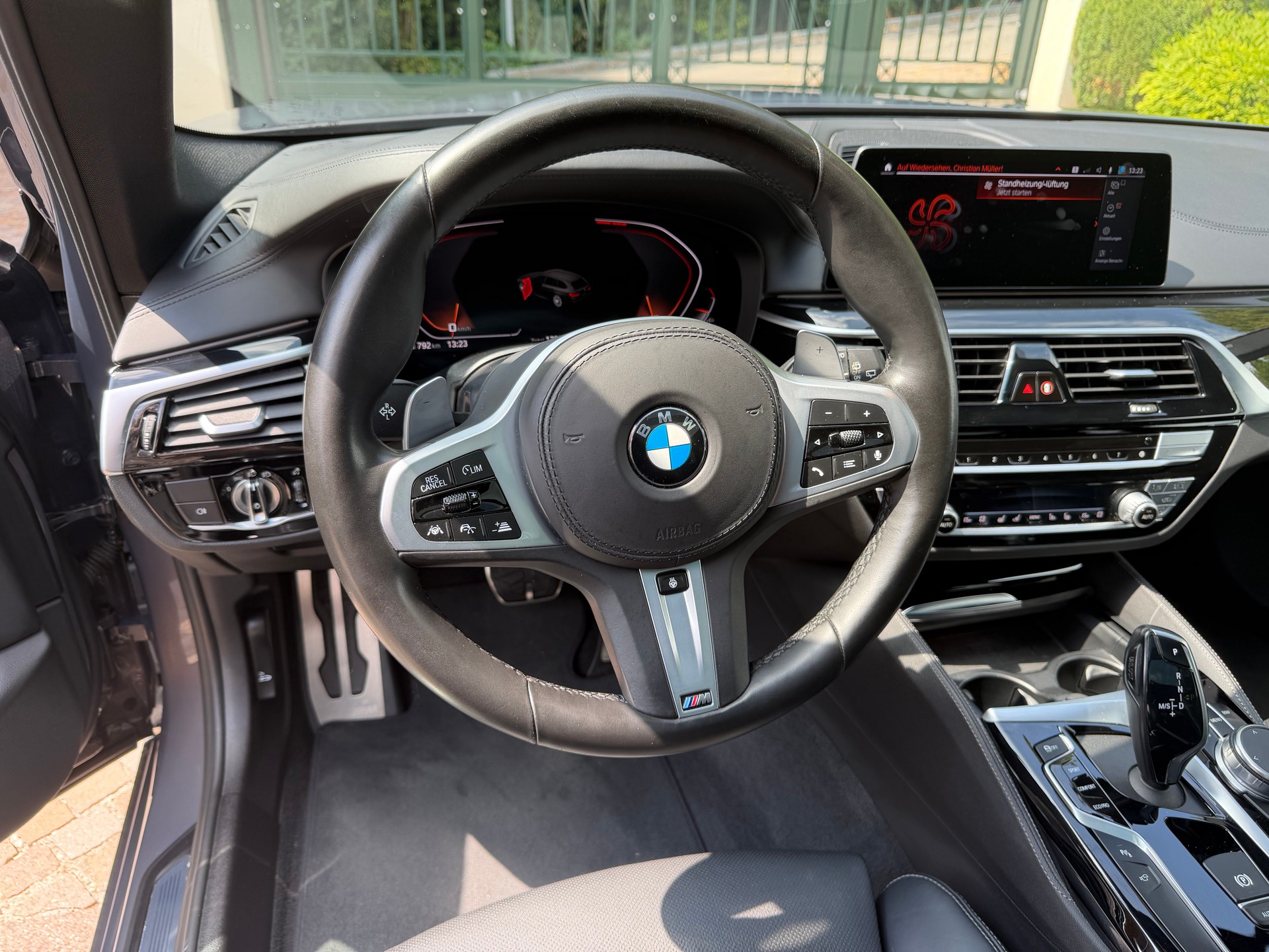 BMW BMW M550d xDrive Touring – 1. Hand – Individual – Laser – Pano – Standheizung – HUD-image-2