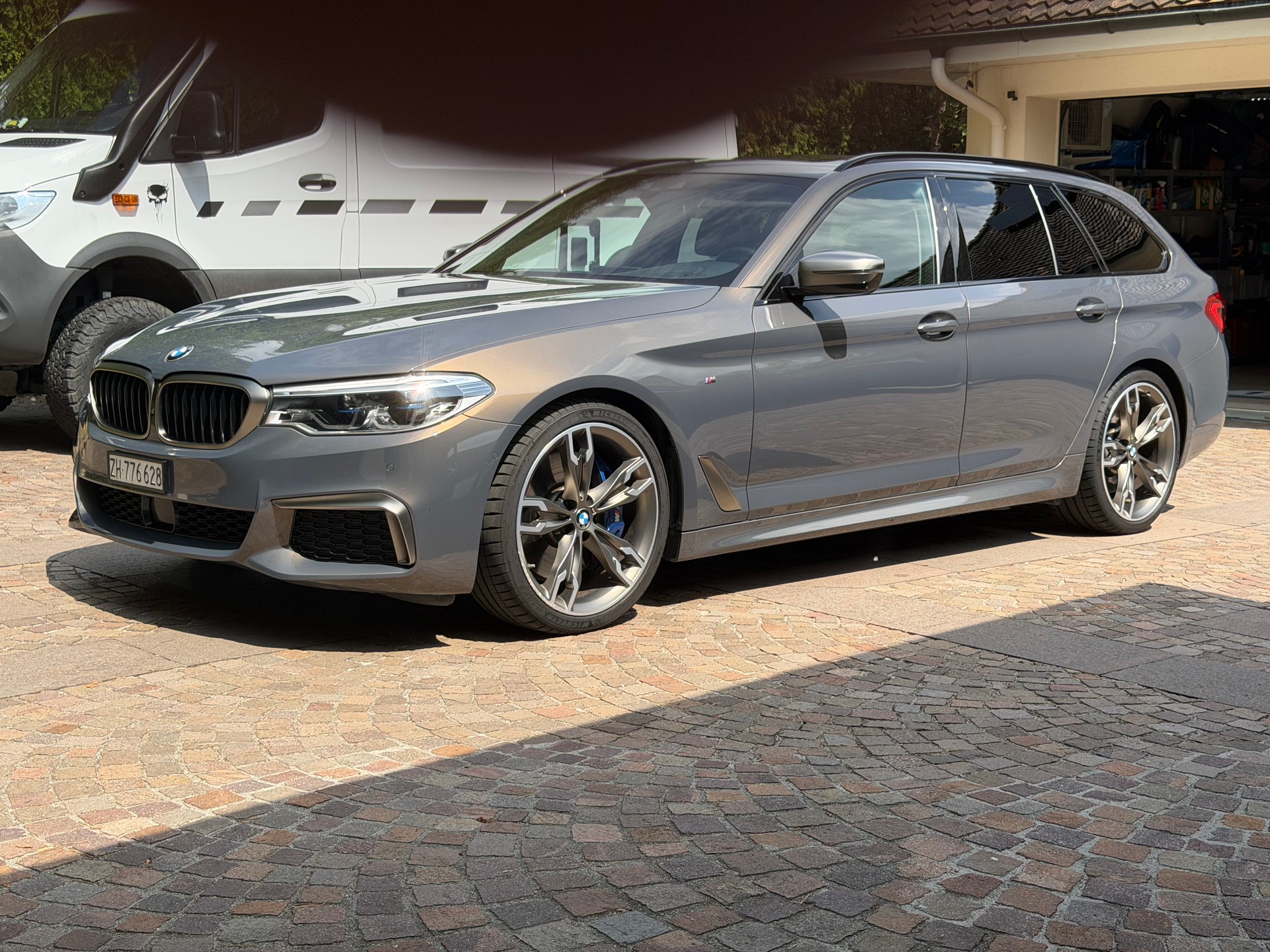 BMW BMW M550d xDrive Touring – 1. Hand – Individual – Laser – Pano – Standheizung – HUD-image-3