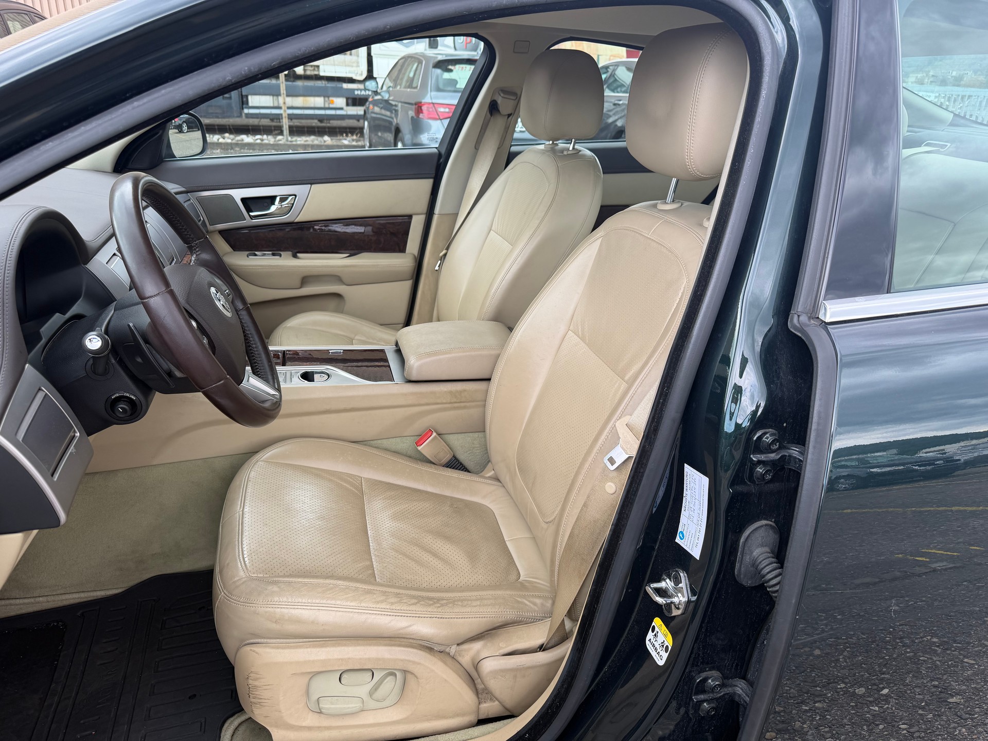 JAGUAR XF 2.7d V6 Premium Luxury-image-9