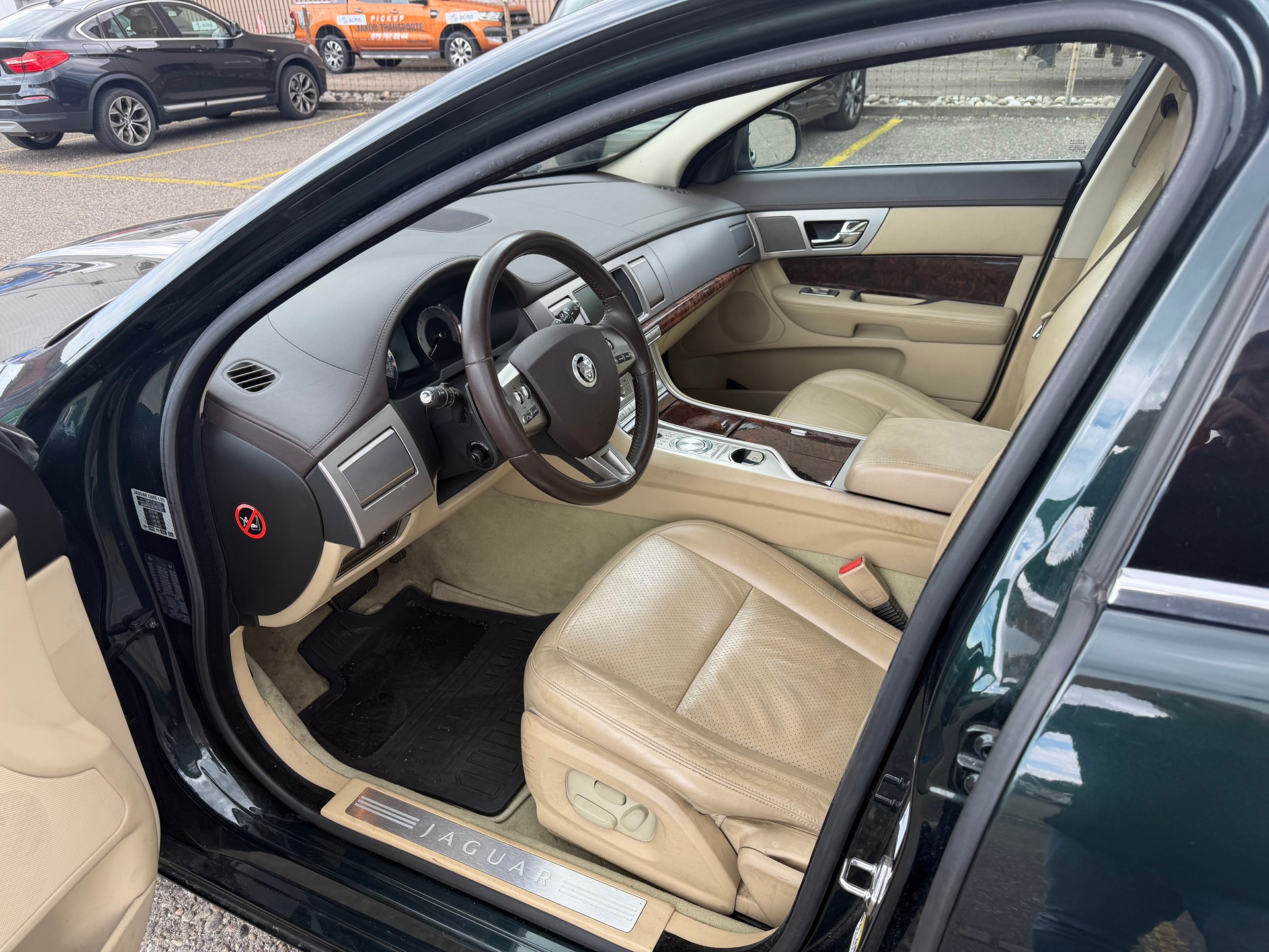 JAGUAR XF 2.7d V6 Premium Luxury-image-8