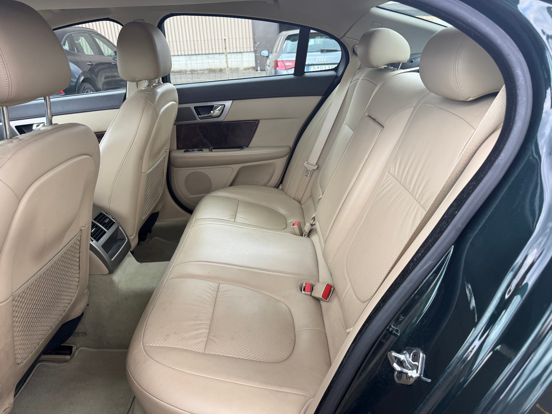 JAGUAR XF 2.7d V6 Premium Luxury-image-6