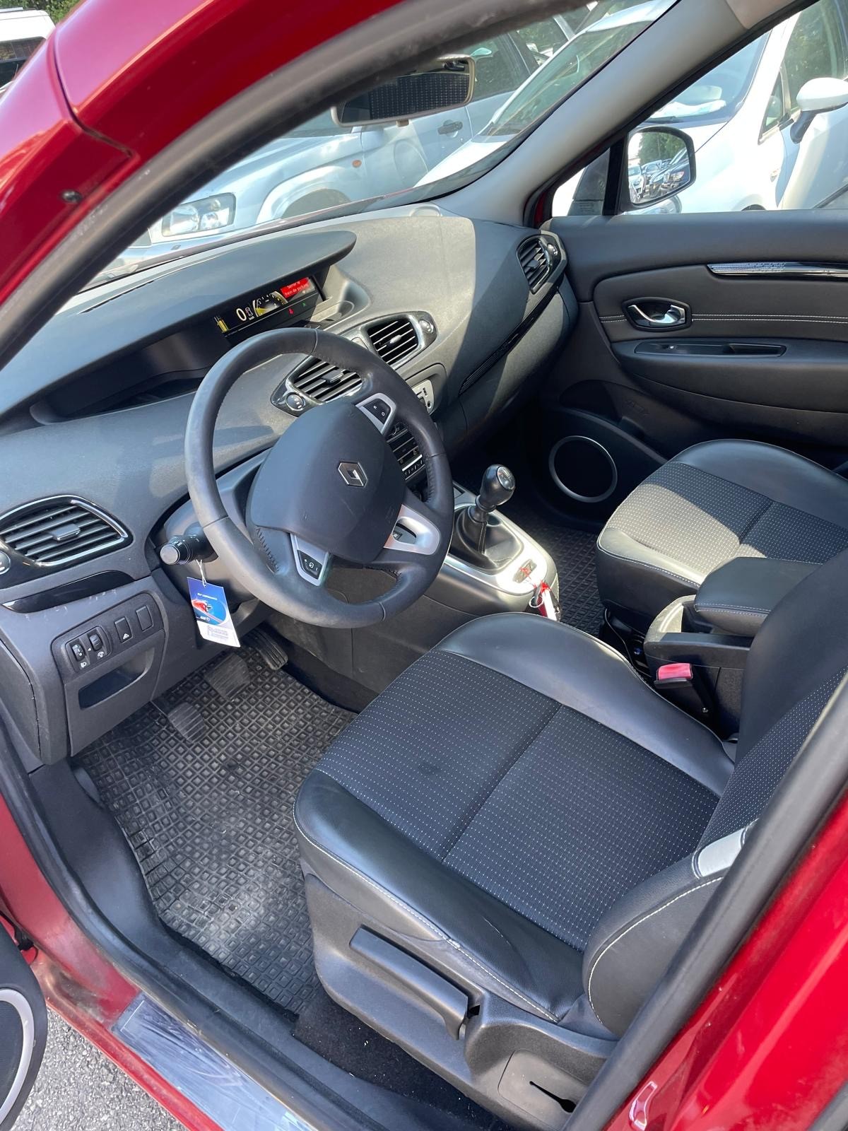RENAULT Scénic 1.4 16V Turbo Privilège-image-10
