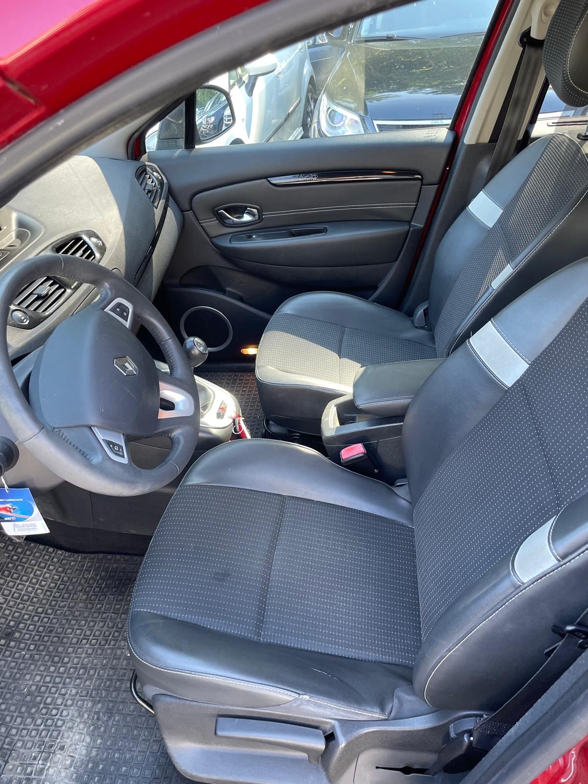 RENAULT Scénic 1.4 16V Turbo Privilège-image-12
