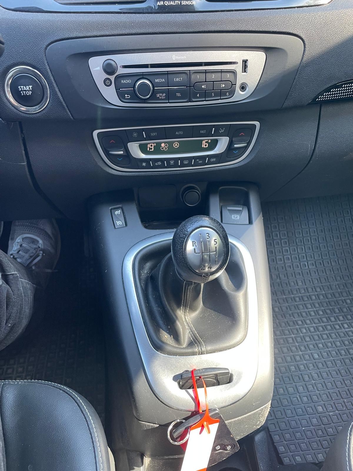 RENAULT Scénic 1.4 16V Turbo Privilège-image-13