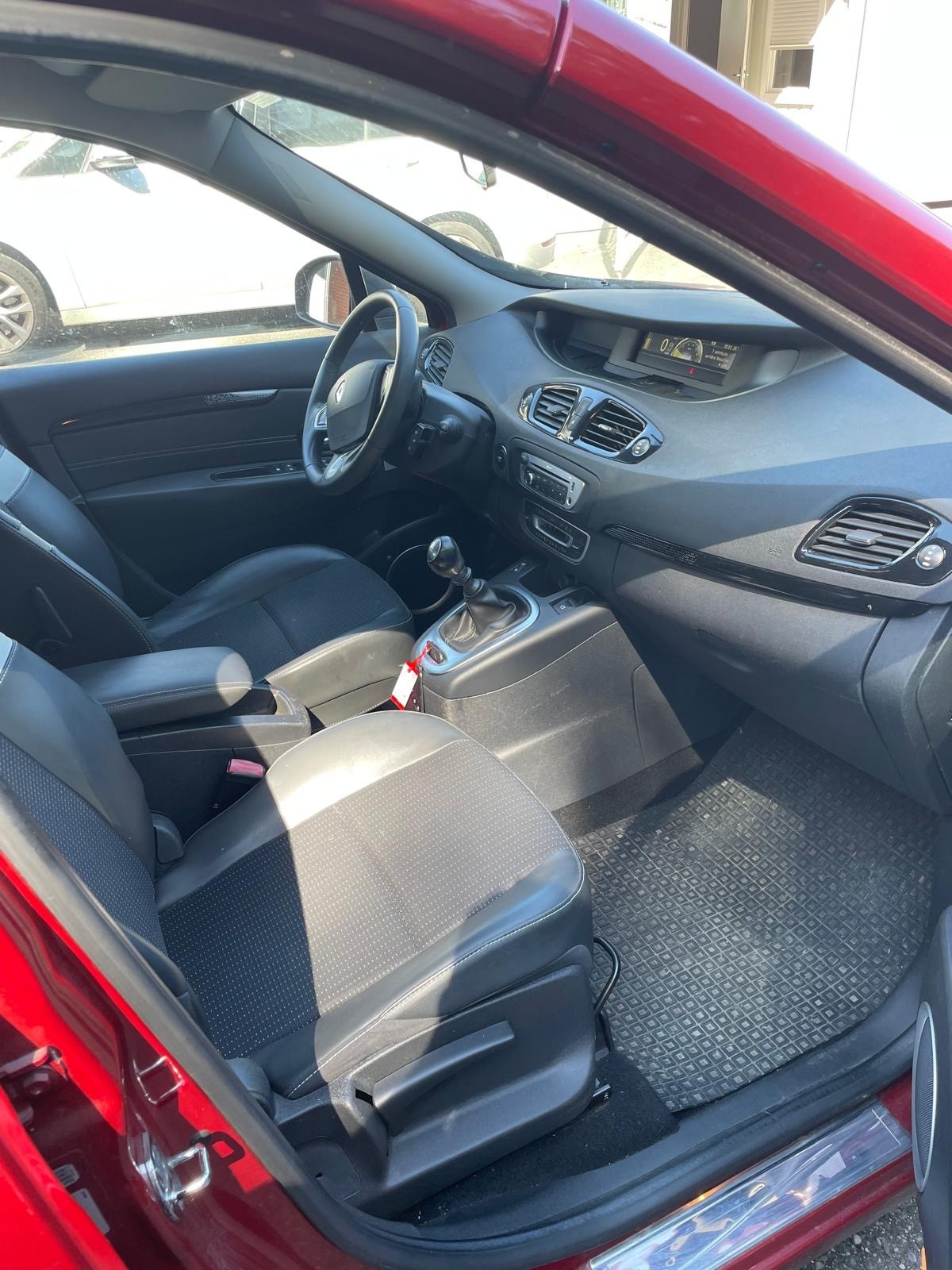 RENAULT Scénic 1.4 16V Turbo Privilège-image-4