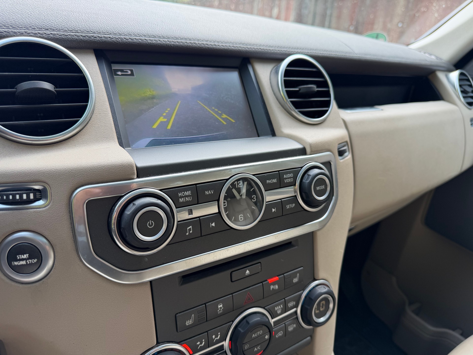 LAND ROVER Discovery 3.0 SDV6 SE Automatic-image-6