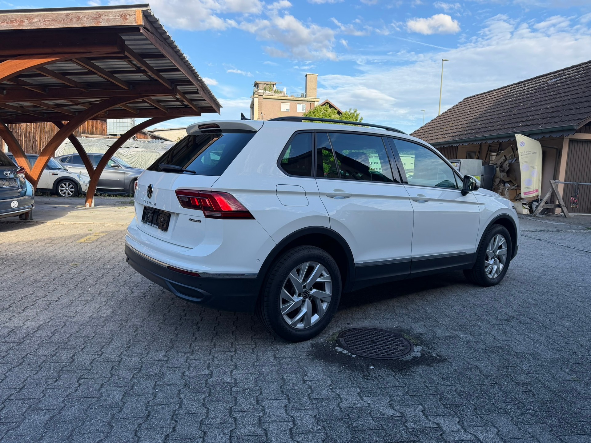 VW Tiguan 2.0TSI Life 4Motion DSG-image-3