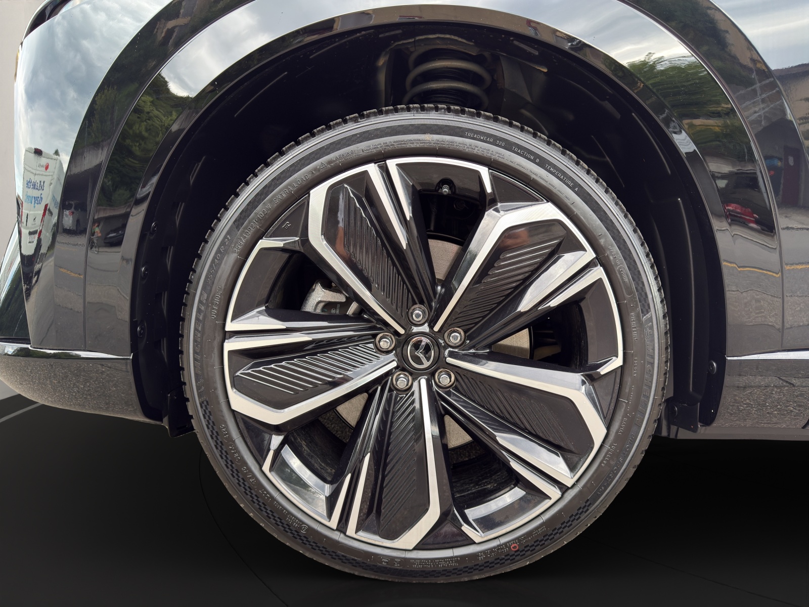 MAZDA CX-6e Takumi-showroom-element-3