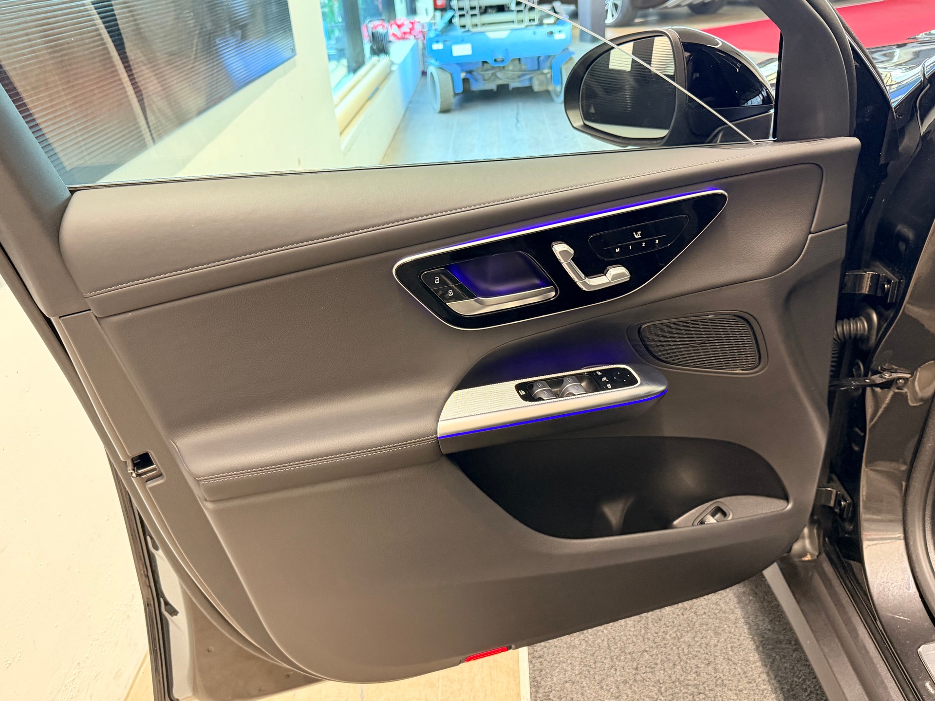 MERCEDES-BENZ GLC 300 d AMG 4Matic 9G-Tronic-image-11