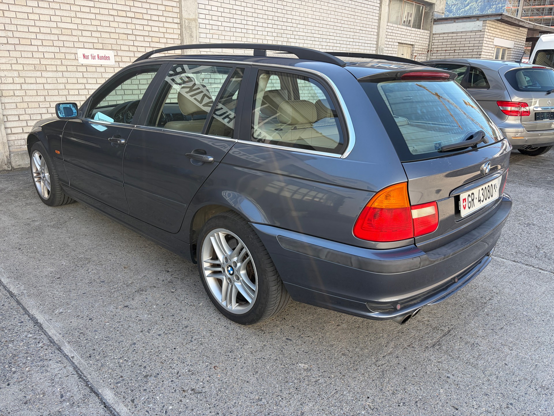 BMW 330i Touring-image-3