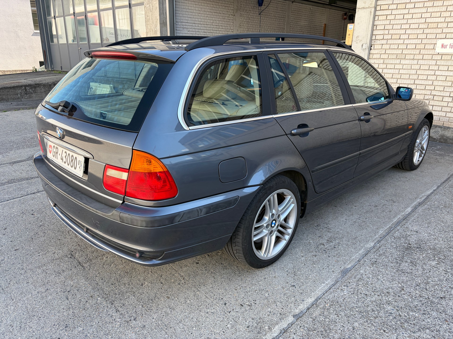 BMW 330i Touring-image-2
