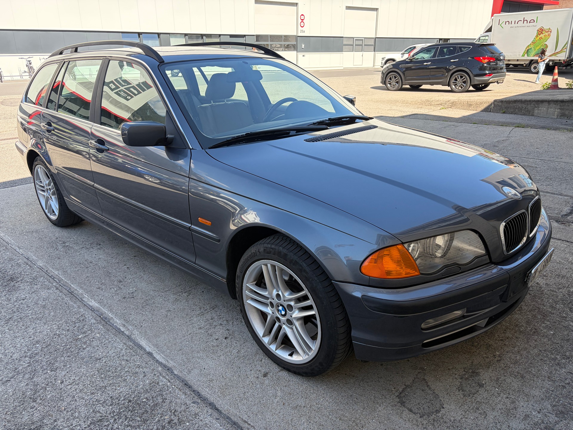 BMW 330i Touring-image-1