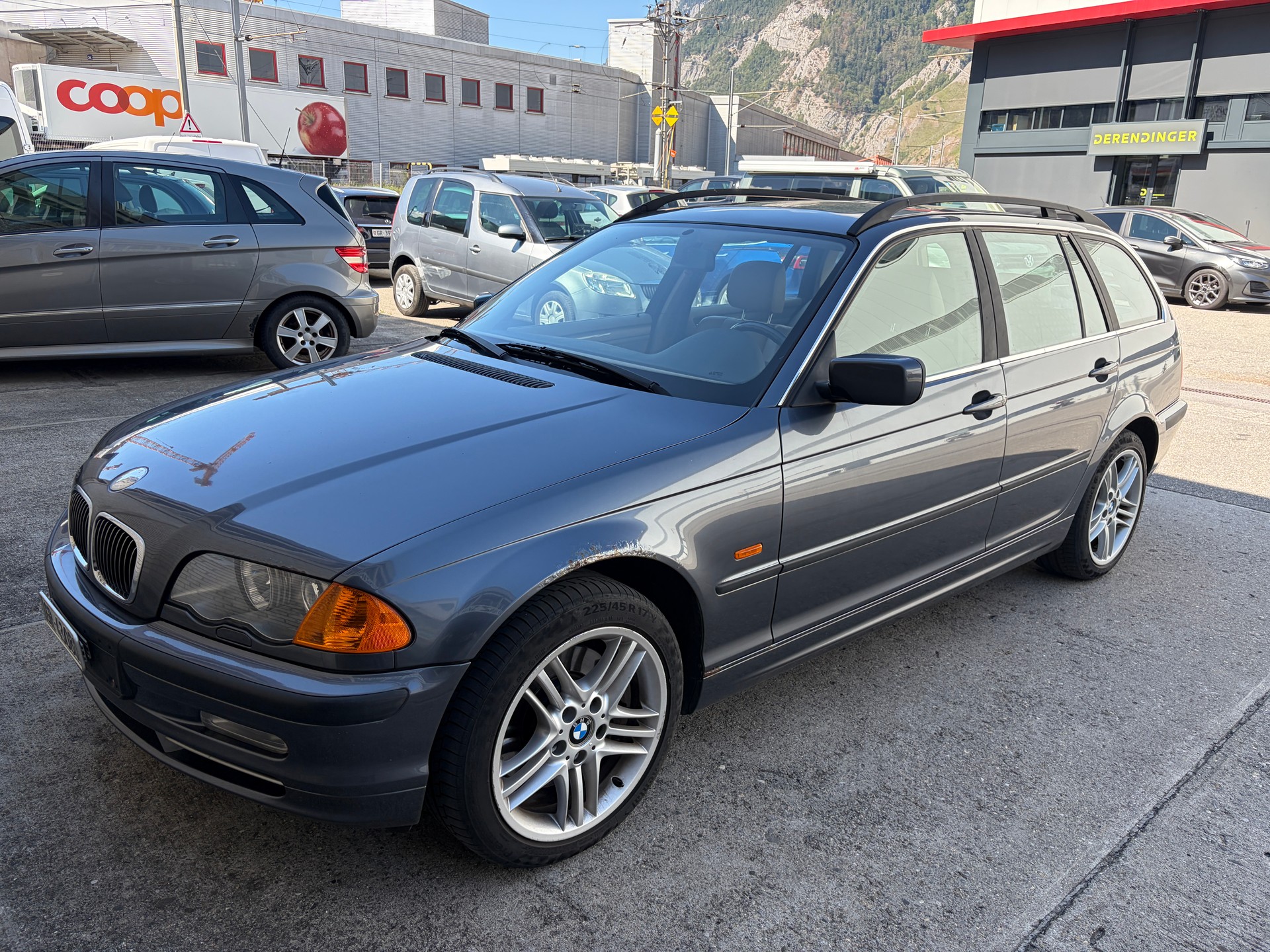 BMW 330i Touring-image-0
