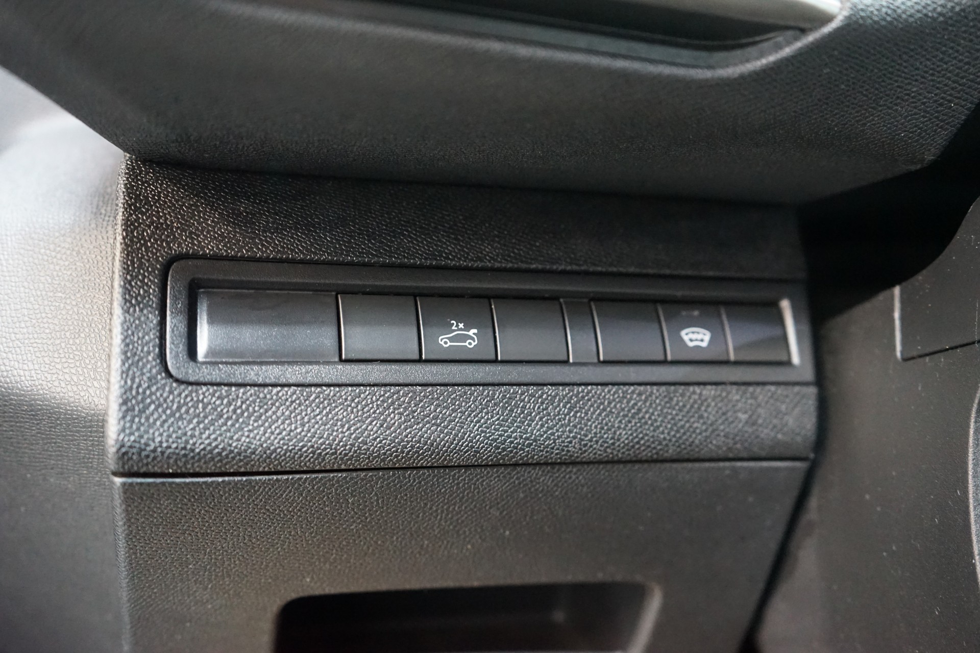 PEUGEOT 5008 2.0 BlueHDi GT EAT-image-22