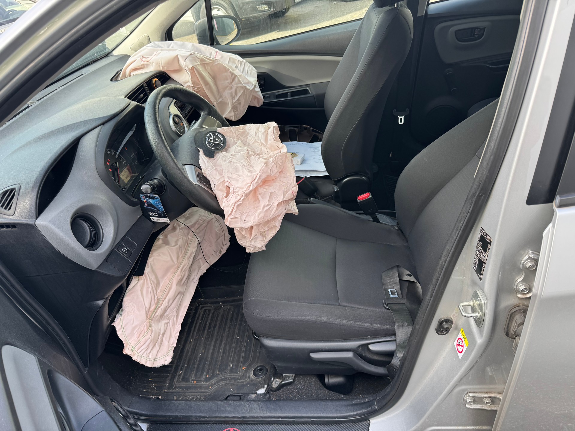 TOYOTA Yaris 1.0 Terra-image-8