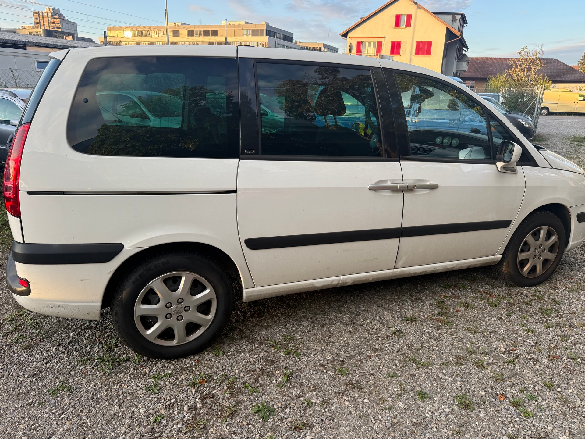 PEUGEOT 807 2.0 16V HDi ST Family+ Automatic-image-7