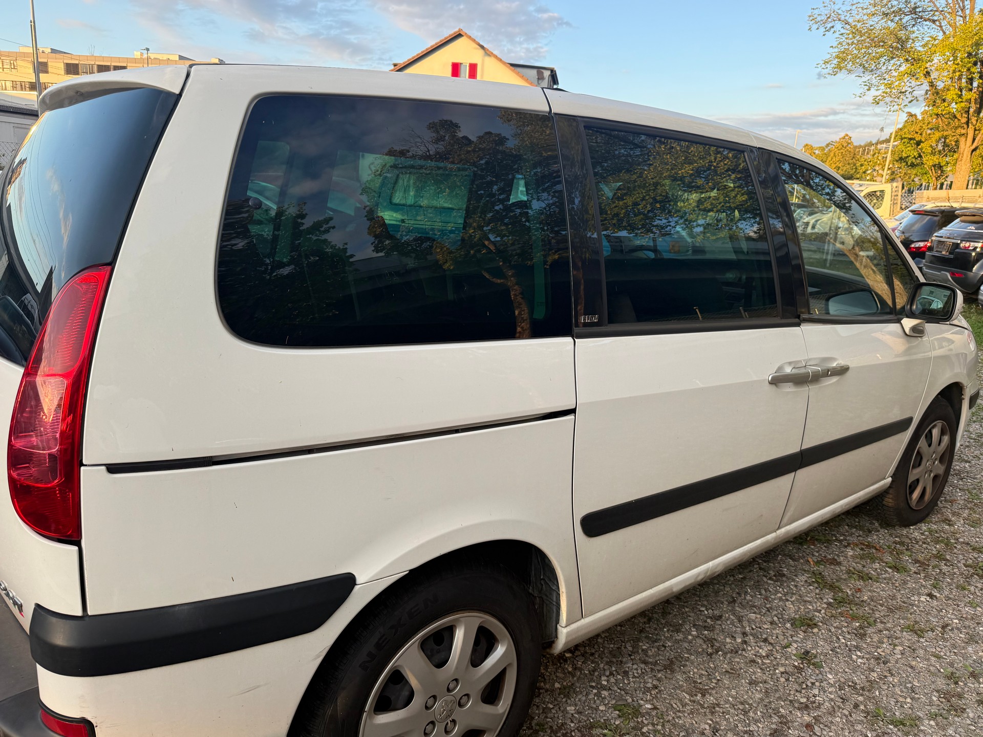 PEUGEOT 807 2.0 16V HDi ST Family+ Automatic-image-5