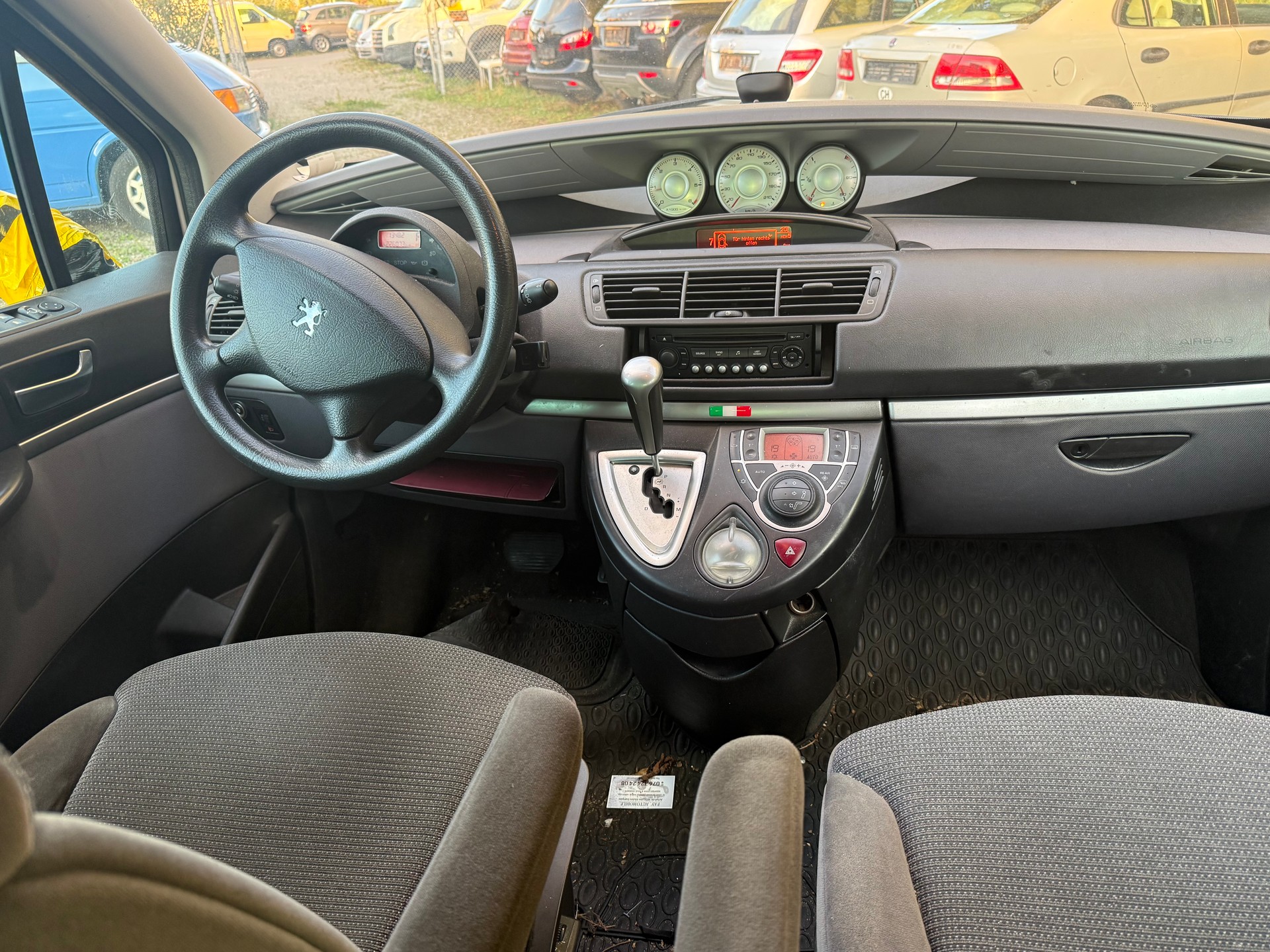 PEUGEOT 807 2.0 16V HDi ST Family+ Automatic-image-9