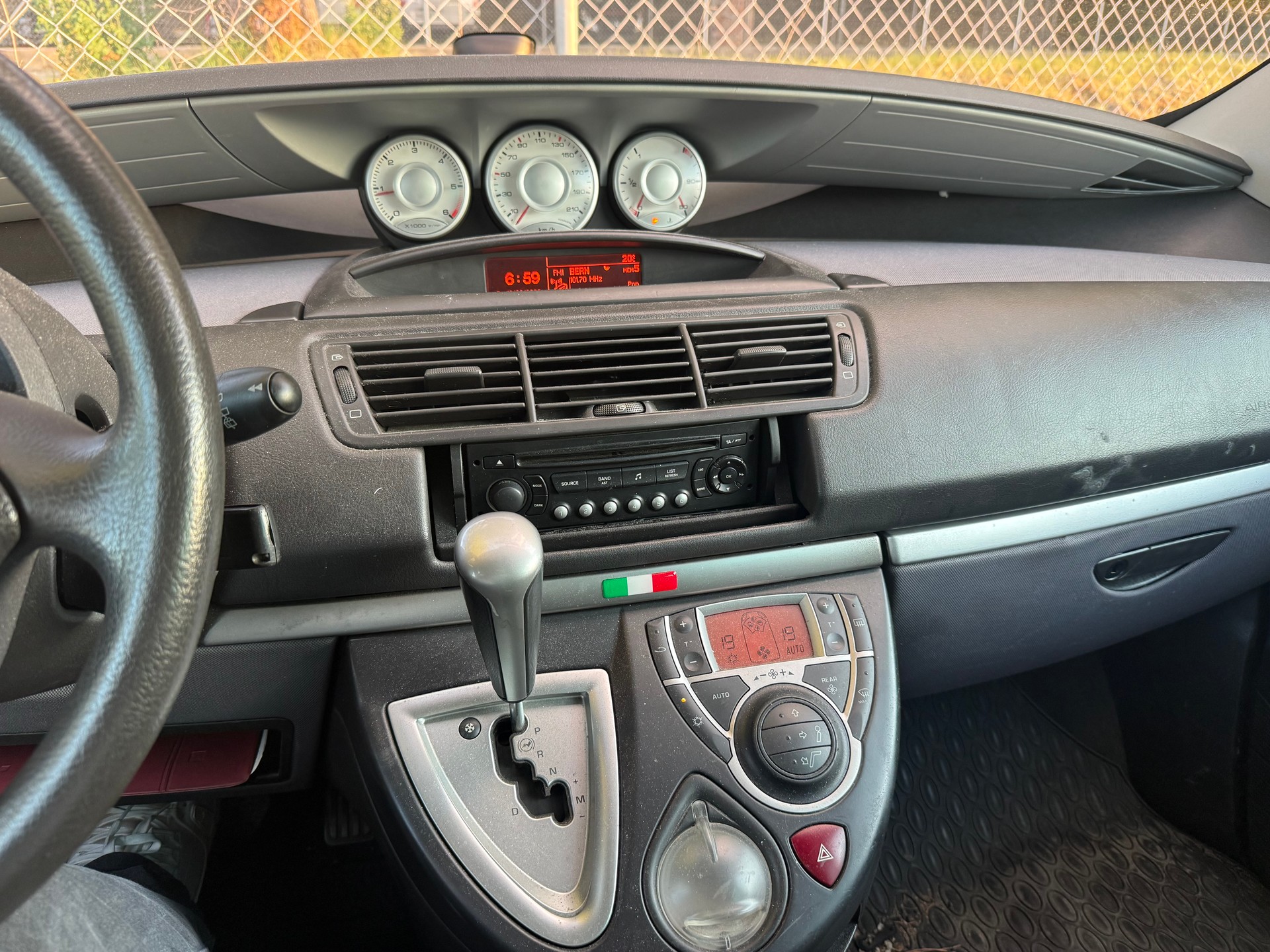 PEUGEOT 807 2.0 16V HDi ST Family+ Automatic-image-12